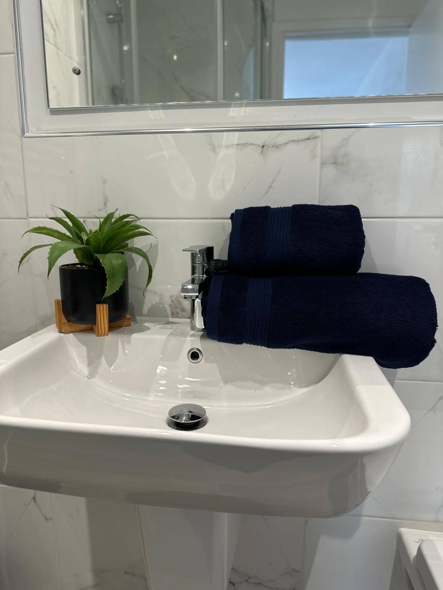 Two Bed Cozy Getaway Centre Apartment *